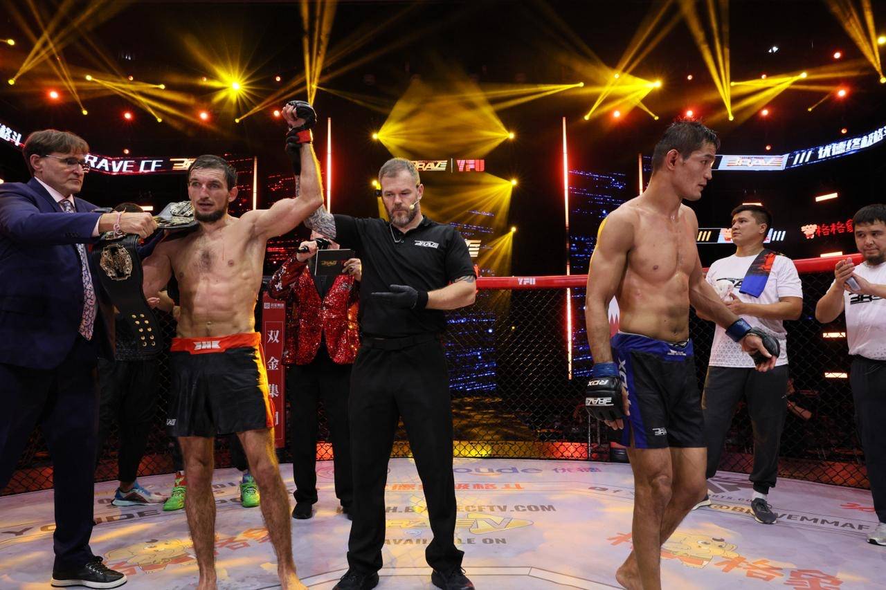 عُمر سولومانوف يتوج ببطولة العالم المؤقتة لوزن الريشة في BRAVE CF 98