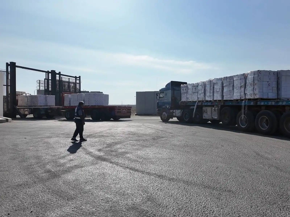 128 شاحنة مساعدات إماراتية تدخل إلى غزة خلال الأسبوعين الماضيين