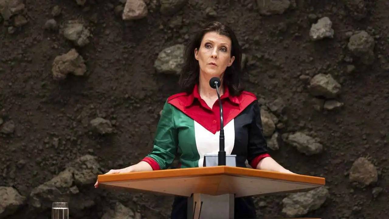 إجبار نائبة هولندية على مغادرة البرلمان بسبب ارتدائها ألوان العلم الفلسطيني (فيديو)