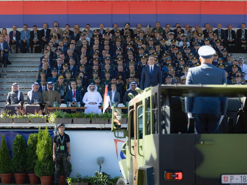 ناصر بن حمد آل خليفة يشهد العرض العسكري للقوات الصربية في بلغراد