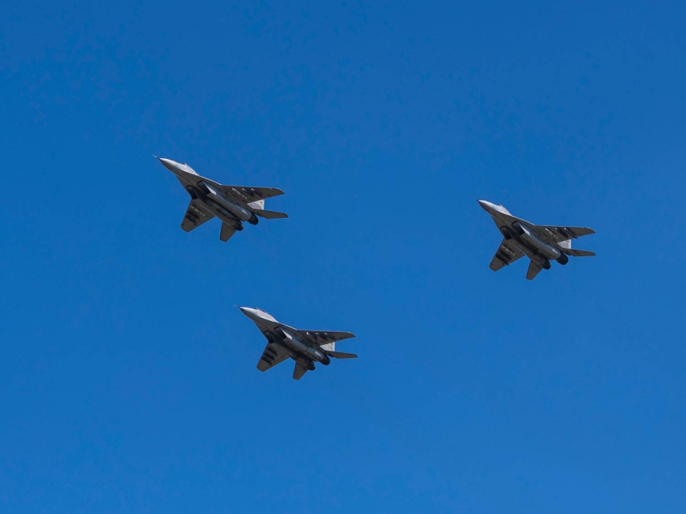 ناصر بن حمد آل خليفة يشهد العرض العسكري للقوات الصربية في بلغراد