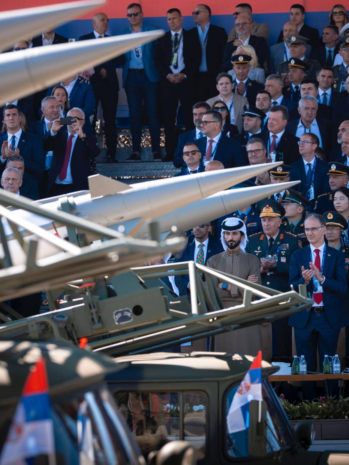 ناصر بن حمد آل خليفة يشهد العرض العسكري للقوات الصربية في بلغراد