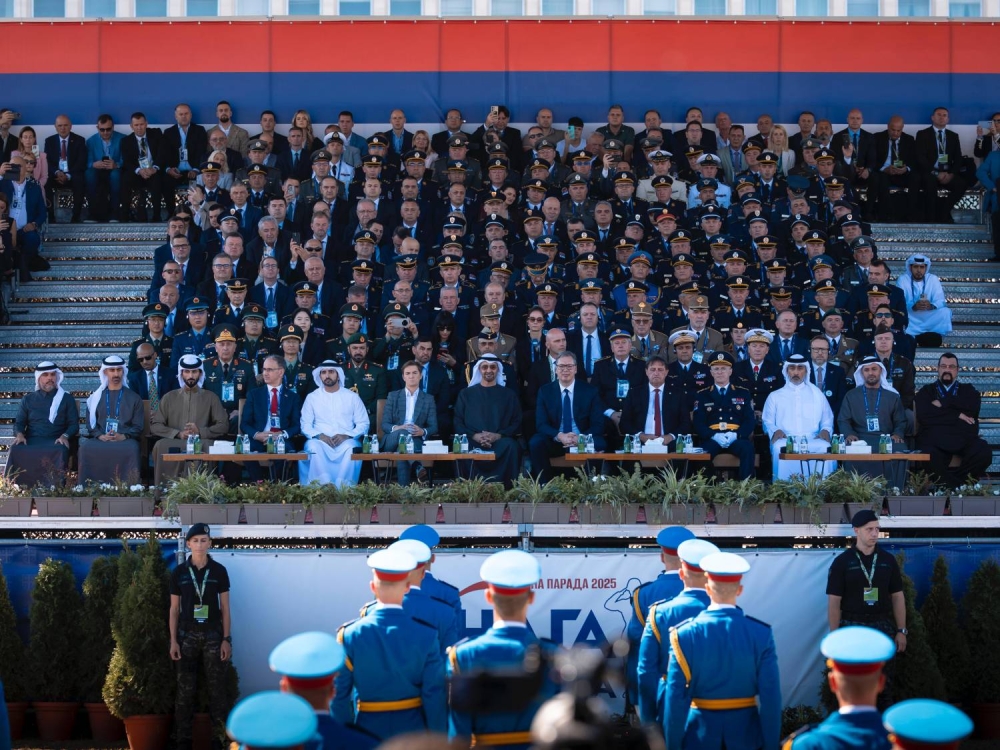 ناصر بن حمد آل خليفة يشهد العرض العسكري للقوات الصربية في بلغراد