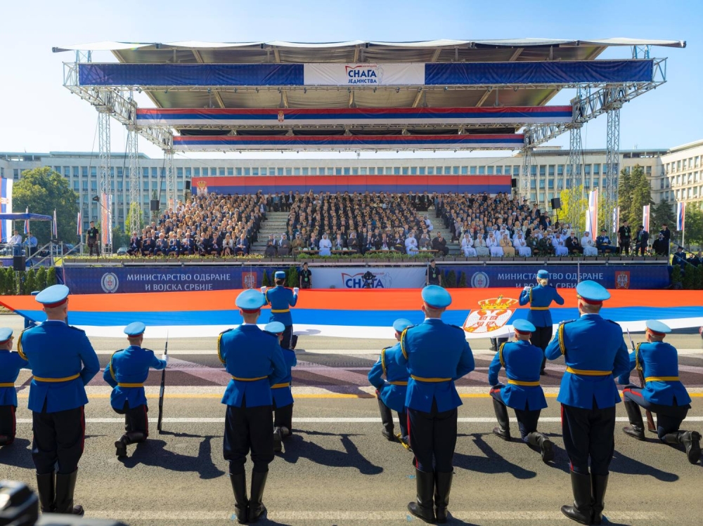 ناصر بن حمد آل خليفة يشهد العرض العسكري للقوات الصربية في بلغراد