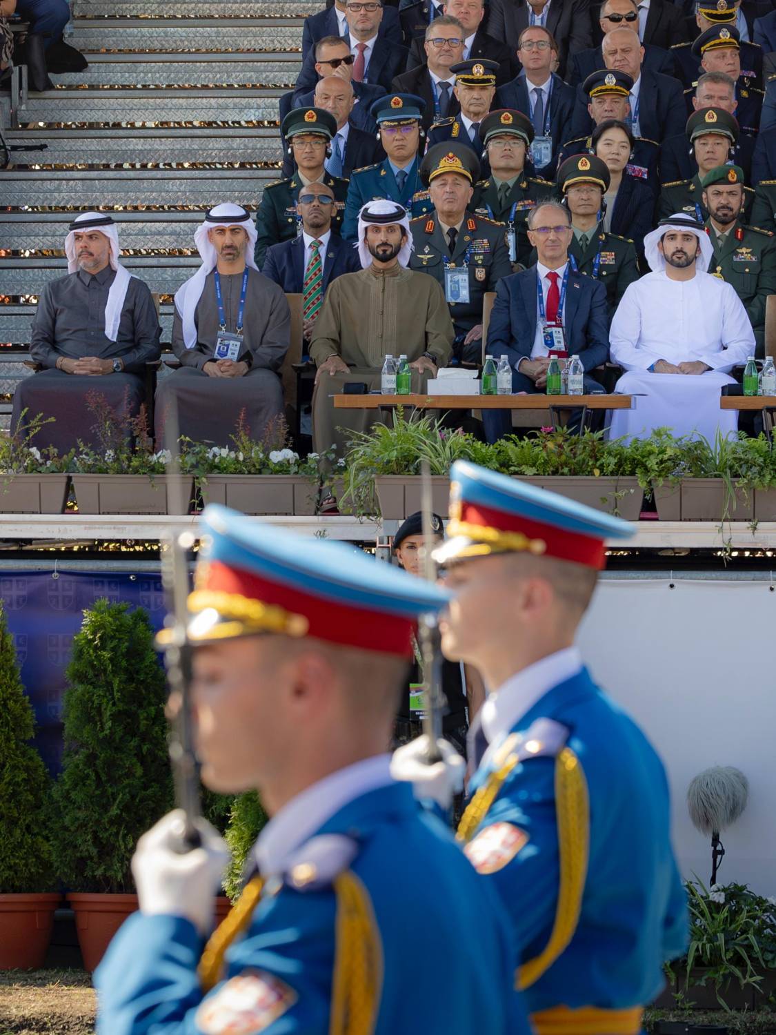 ناصر بن حمد آل خليفة يشهد العرض العسكري للقوات الصربية في بلغراد