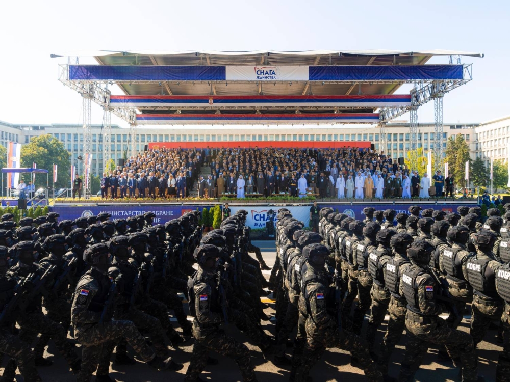 ناصر بن حمد آل خليفة يشهد العرض العسكري للقوات الصربية في بلغراد