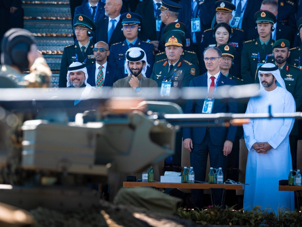 ناصر بن حمد آل خليفة يشهد العرض العسكري للقوات الصربية في بلغراد