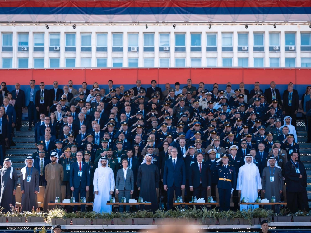 ناصر بن حمد آل خليفة يشهد العرض العسكري للقوات الصربية في بلغراد