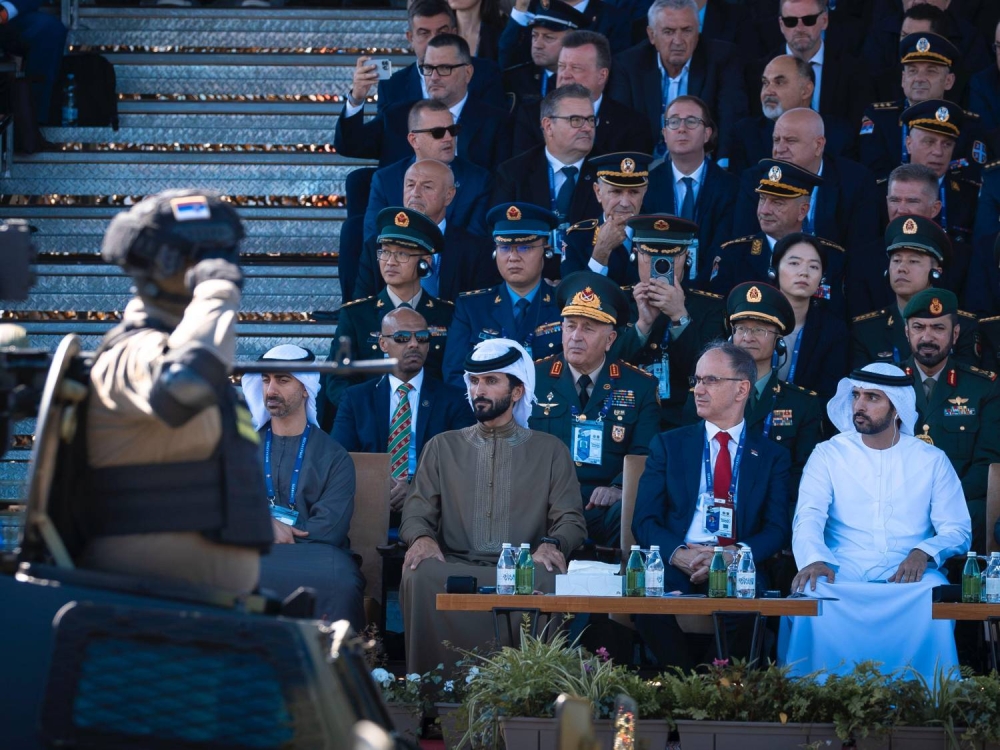 ناصر بن حمد آل خليفة يشهد العرض العسكري للقوات الصربية في بلغراد