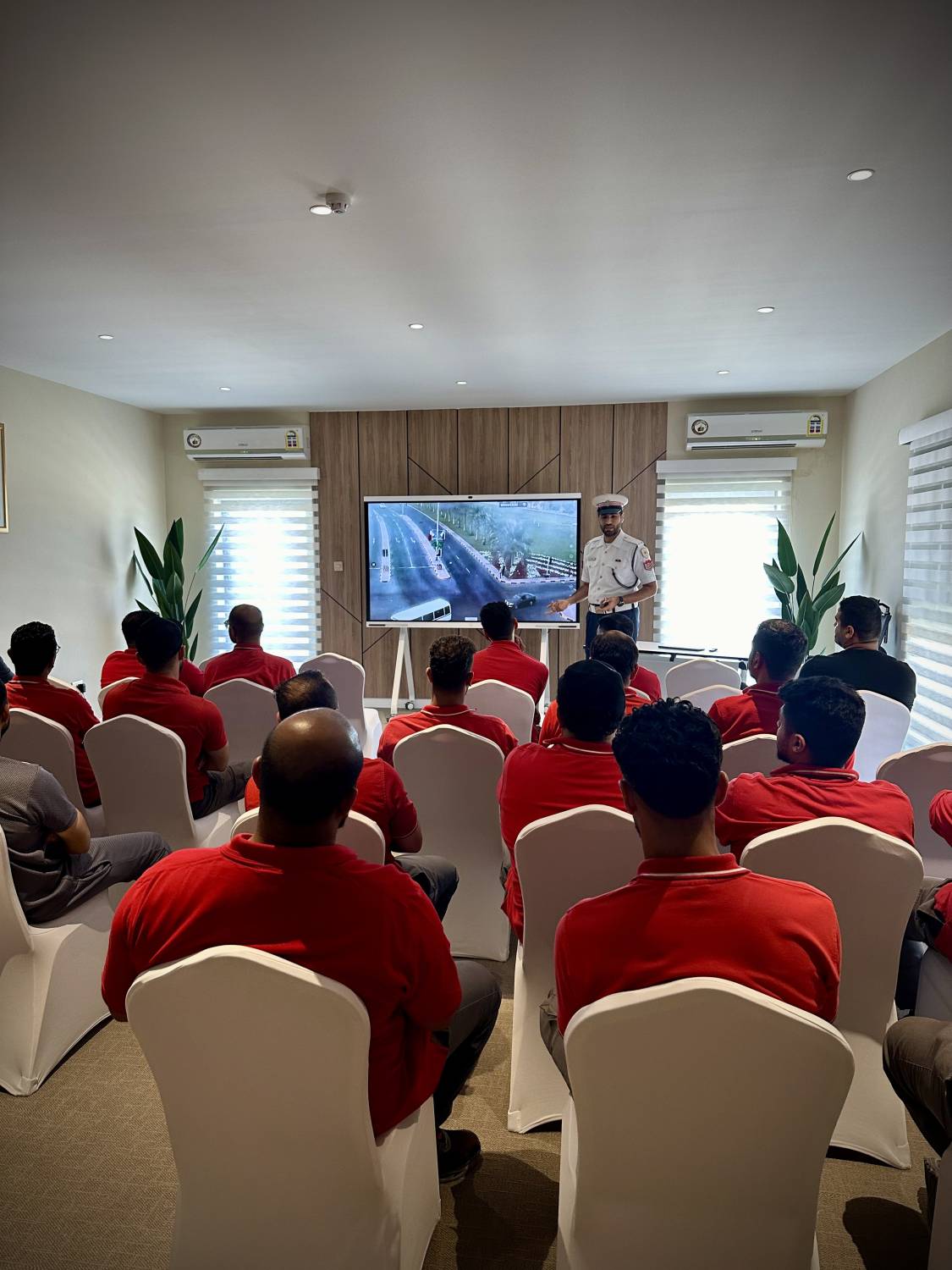 دلمون للدواجن تقيم محاضرة توعوية حول القواعد المرورية