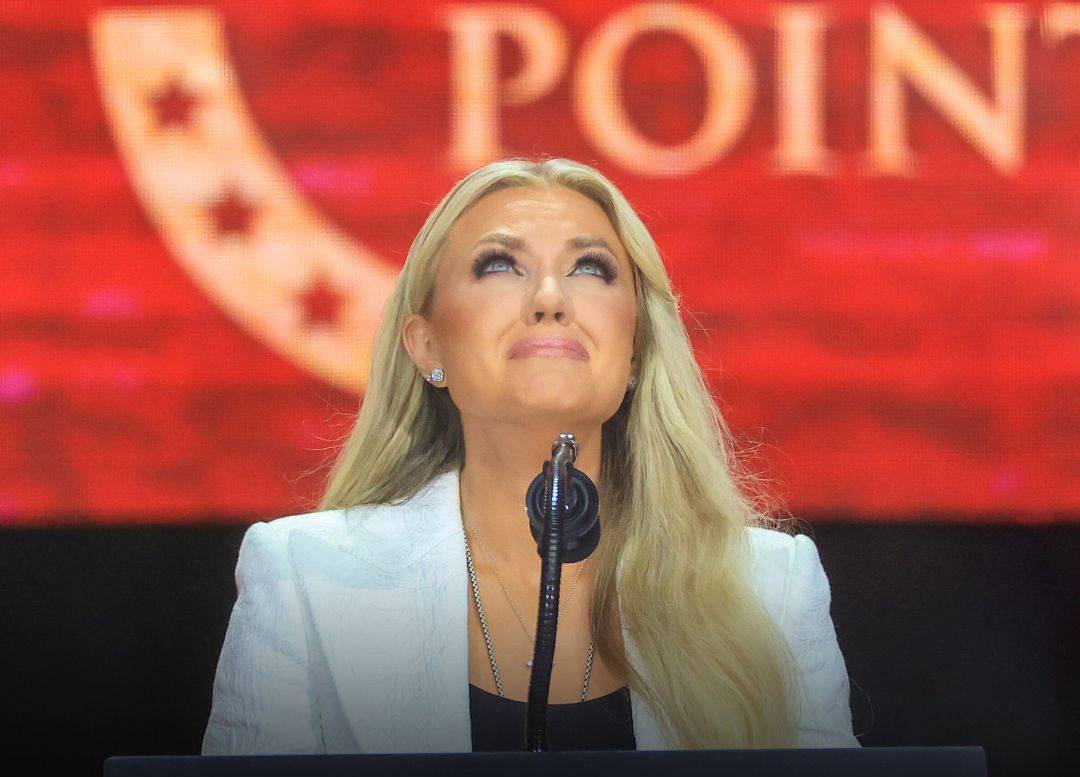 تصدرت المشهد بعد اغتيال زوجها تشارلي.. من هي إريكا كيرك؟