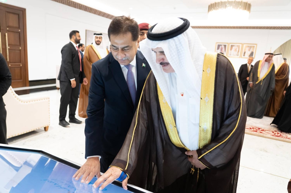 رئيس مجلس النواب ونظيره الباكستاني يقومان بتدشين صفحة الكترونية لأهداف التنمية وغرس شجرة في فناء المجلس