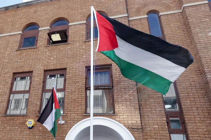 رفع العلم الفلسطيني ولافتة السفارة فوق الممثلية في لندن