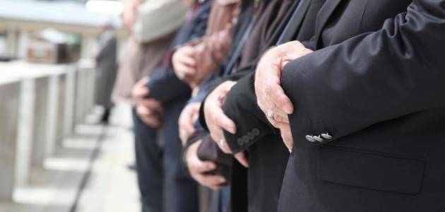 كيفية صلاة الجنازة وهل يجوز تأديتها بالحذاء؟