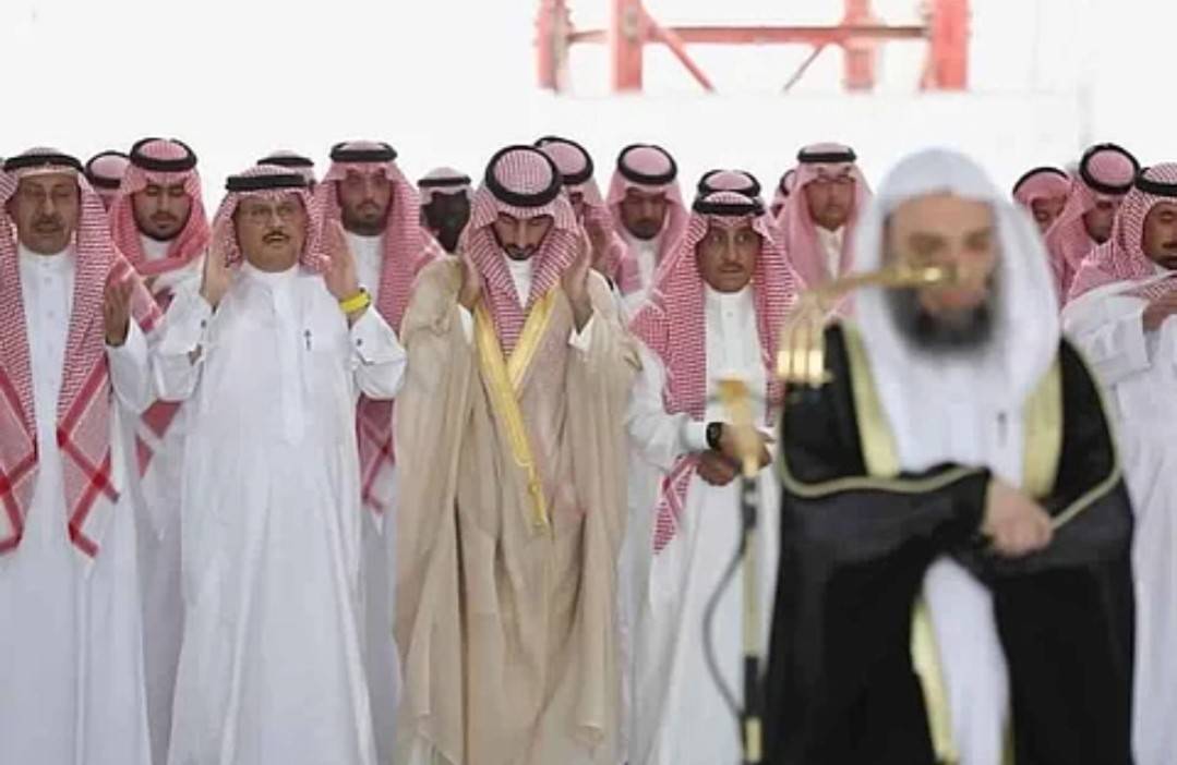 كيفية صلاة الجنازة وهل يجوز تأديتها بالحذاء؟