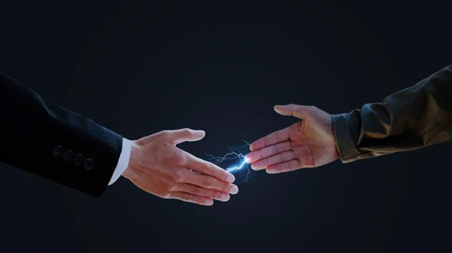 كيفية التخلص من كهرباء الجسم الزائدة؟