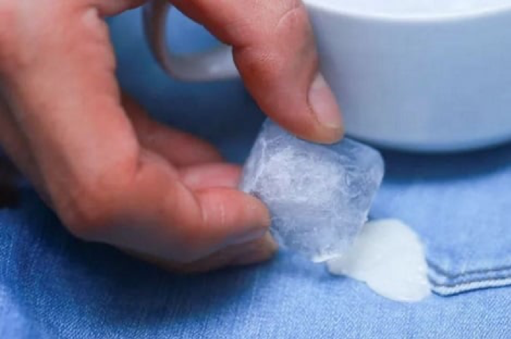 كيف أزيل العلكة من الملابس بسهولة؟