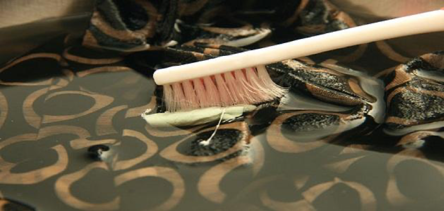 كيف أزيل العلكة من الملابس بسهولة؟