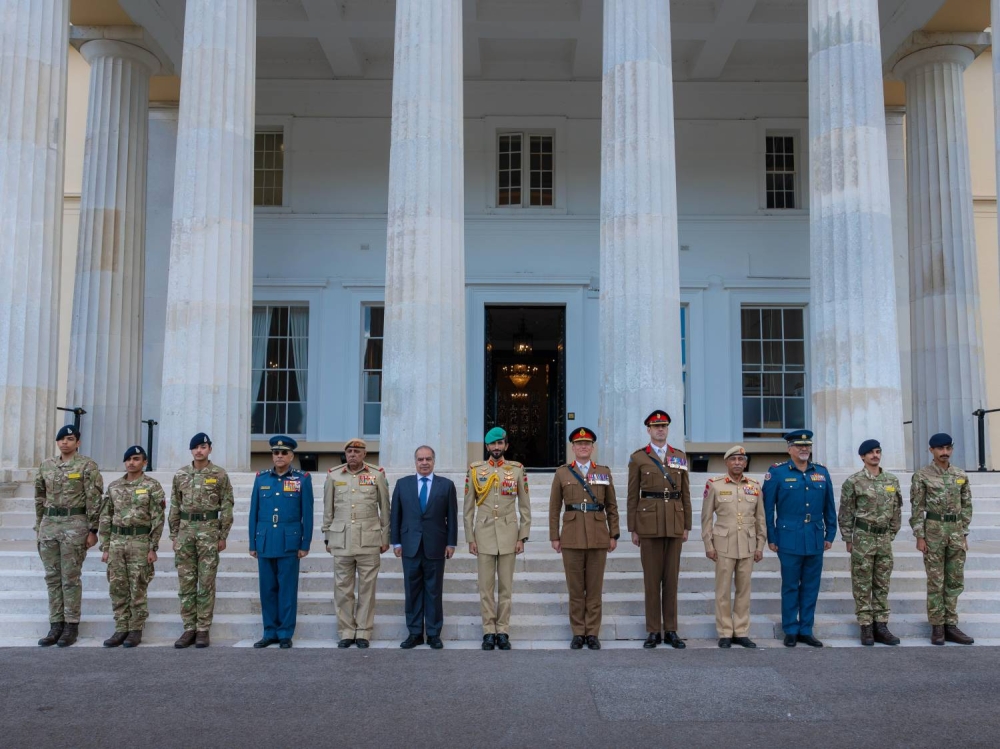 ناصر بن حمد : اتفاقية التعاون مع المملكة المتحدة خطوه نوعية في تبادل الخبرات التي تصب في تطوير الكوادر العسكرية