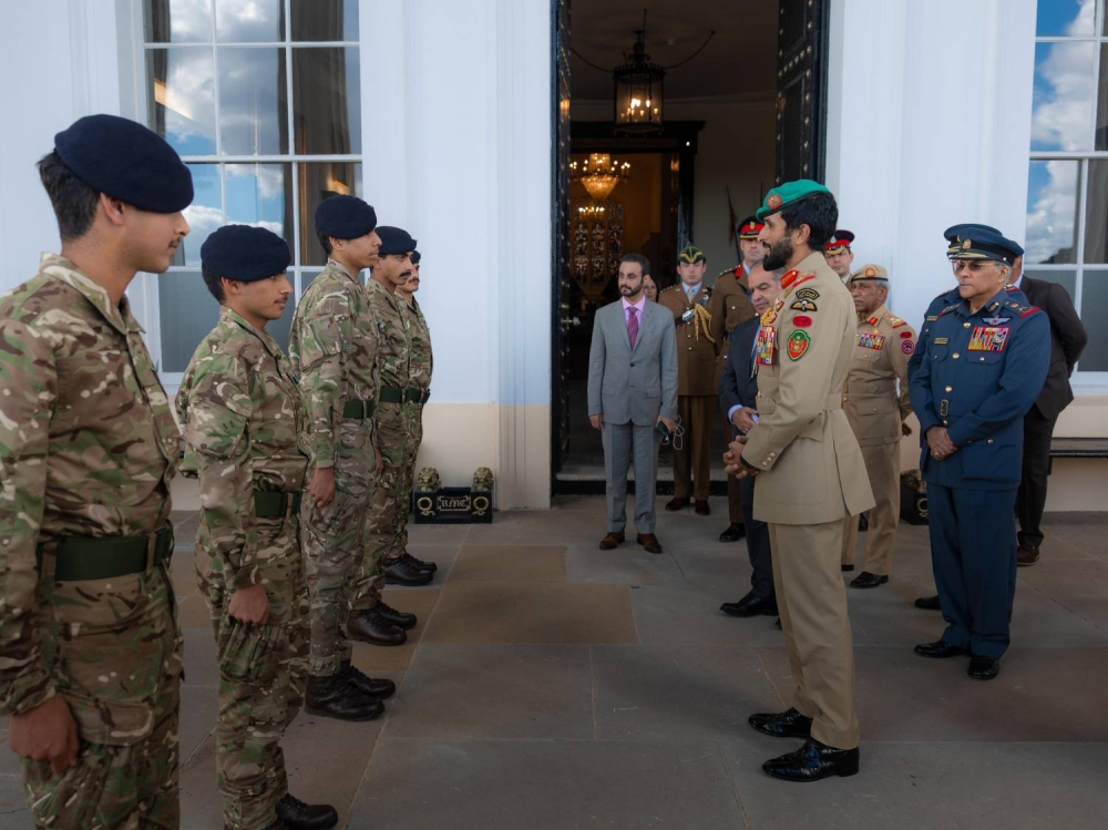 ناصر بن حمد : اتفاقية التعاون مع المملكة المتحدة خطوه نوعية في تبادل الخبرات التي تصب في تطوير الكوادر العسكرية