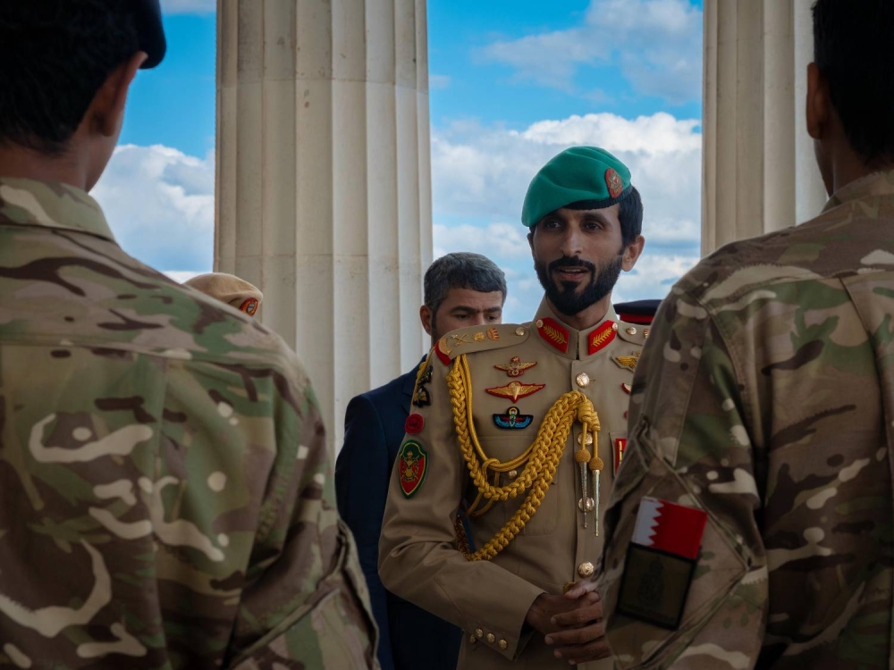 ناصر بن حمد : اتفاقية التعاون مع المملكة المتحدة خطوه نوعية في تبادل الخبرات التي تصب في تطوير الكوادر العسكرية