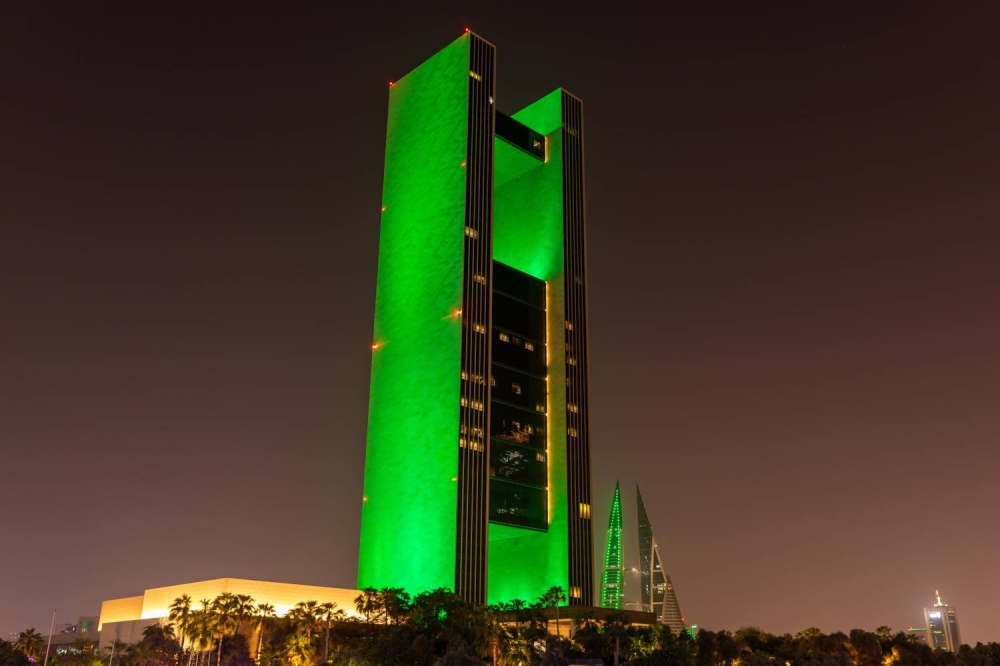 البحرين تزدان باللون الأخضر احتفالًا باليوم الوطني السعودي الـ95