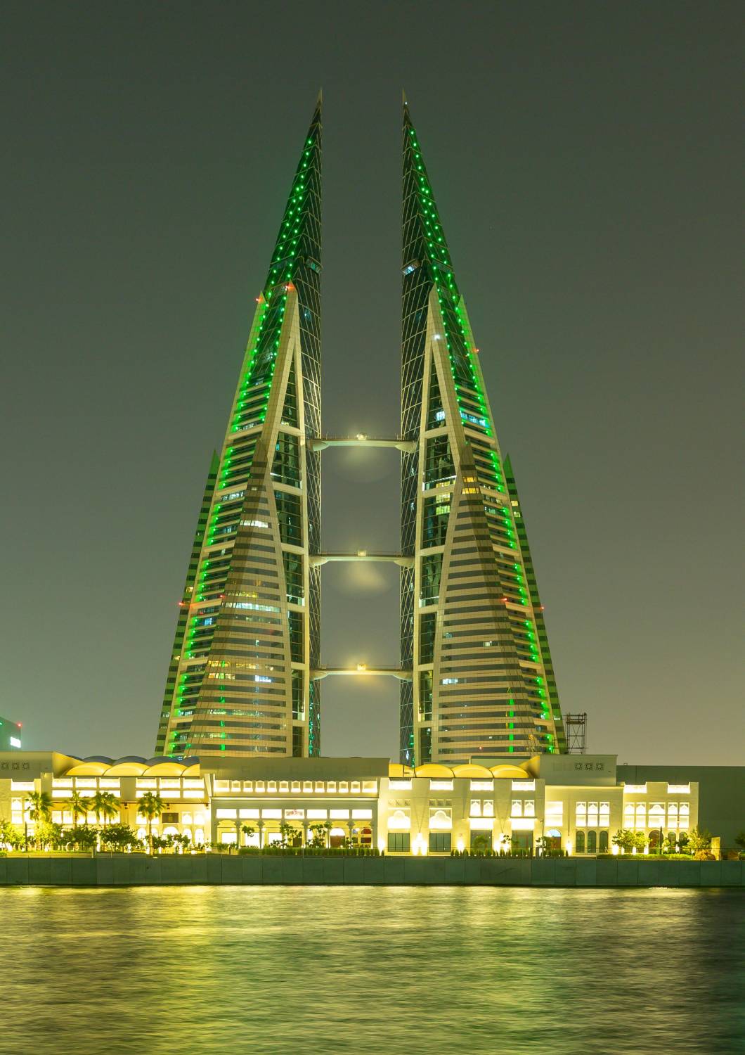 البحرين تزدان باللون الأخضر احتفالًا باليوم الوطني السعودي الـ95