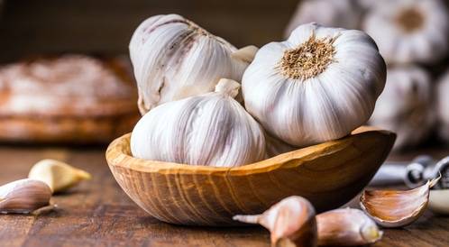 بطرق طبيعية وسريعة.. كيف أزيل رائحة الثوم من الفم واليدين؟