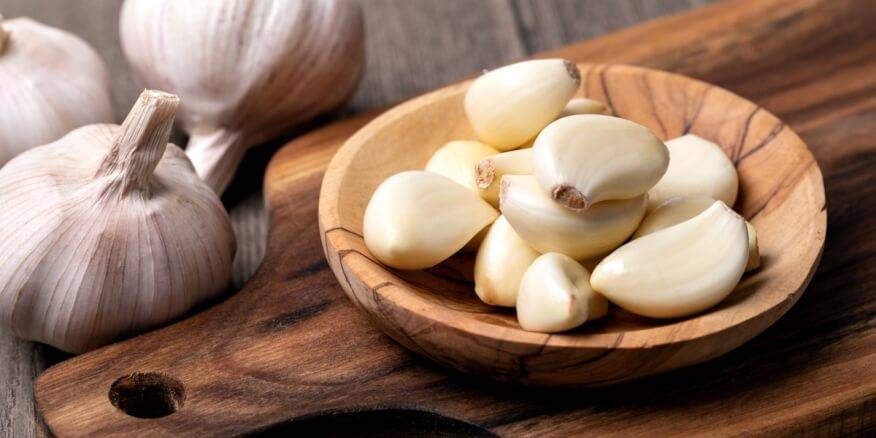 بطرق طبيعية وسريعة.. كيف أزيل رائحة الثوم من الفم واليدين؟