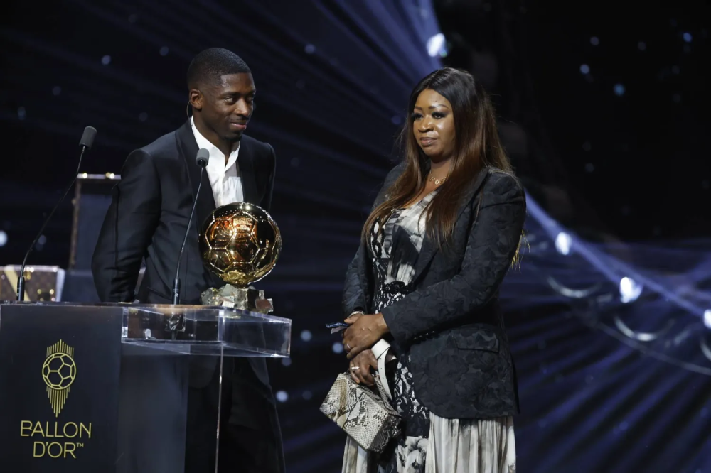 عثمان ديمبيلي يتوج بالكرة الذهبية.. ووالدته تكشف أسرار رحلته مع الكرة