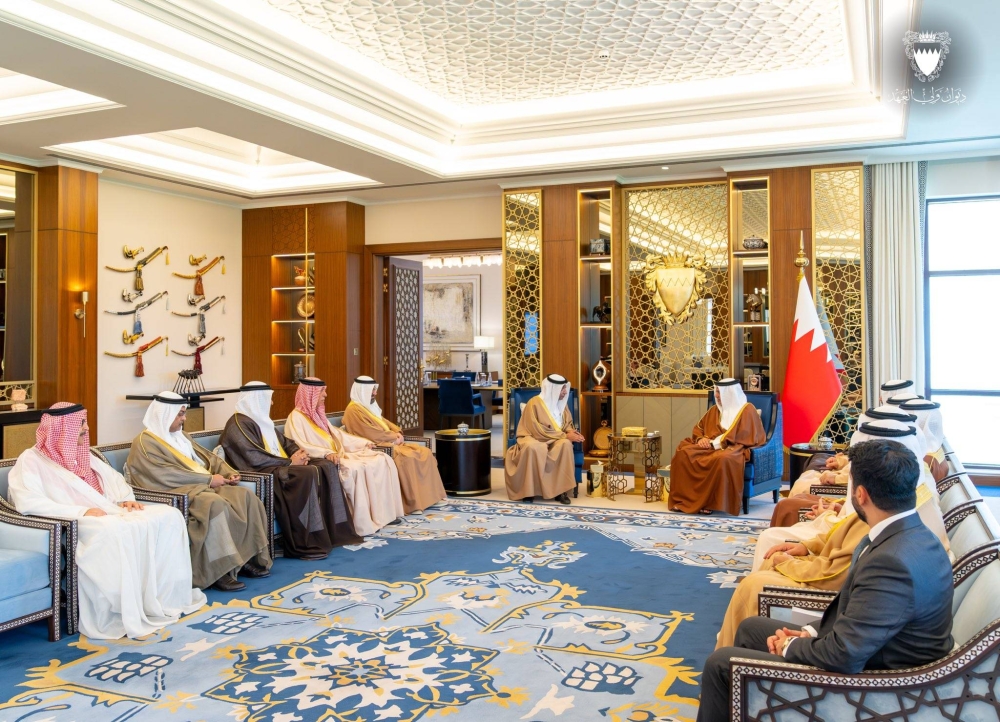 ولي العهد رئيس الوزراء يلتقي رئيس غرفة تجارة وصناعة البحرين سمير ناس