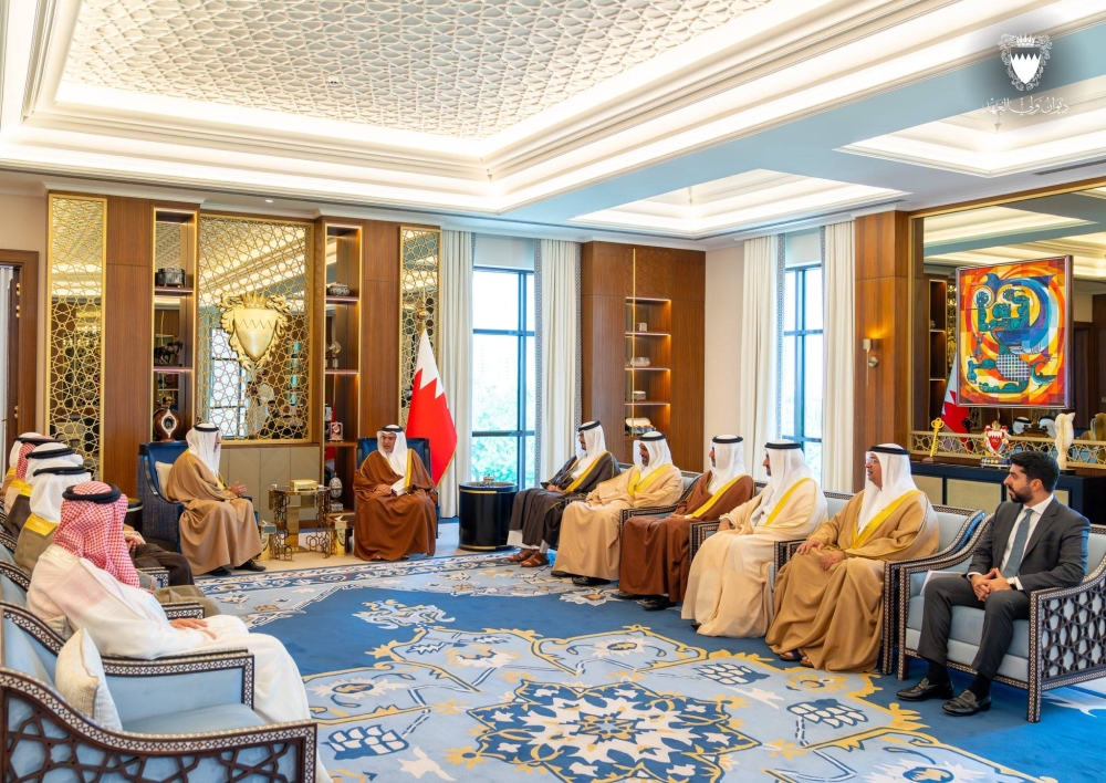 ولي العهد رئيس الوزراء يلتقي رئيس غرفة تجارة وصناعة البحرين سمير ناس