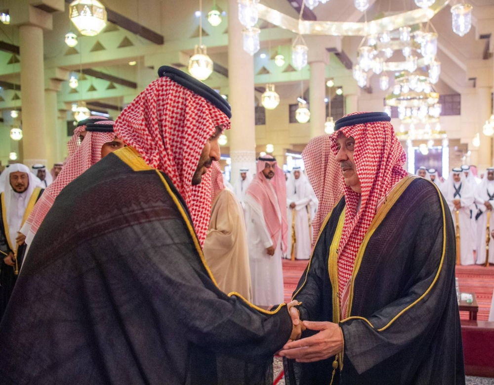 ولي العهد السعودي يؤدي صلاة الميت على الشيخ عبدالعزيز آل الشيخ