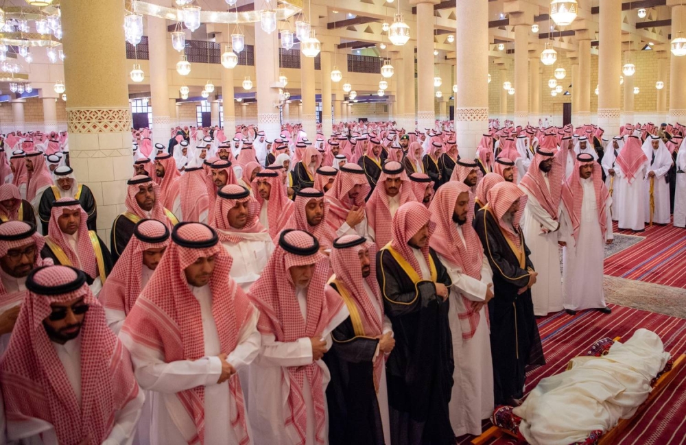 ولي العهد السعودي يؤدي صلاة الميت على الشيخ عبدالعزيز آل الشيخ