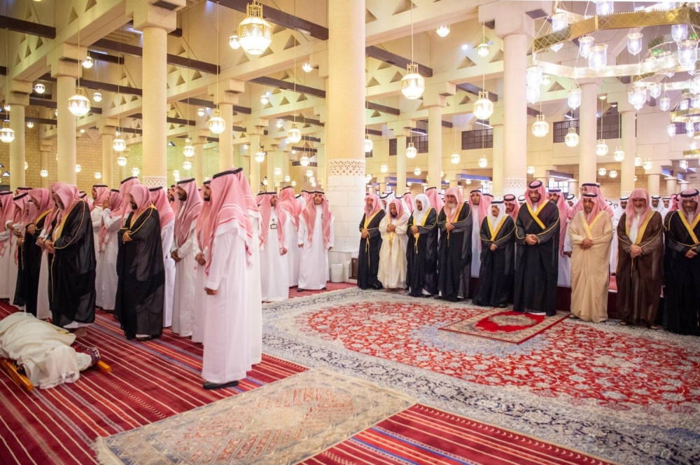 ولي العهد السعودي يؤدي صلاة الميت على الشيخ عبدالعزيز آل الشيخ