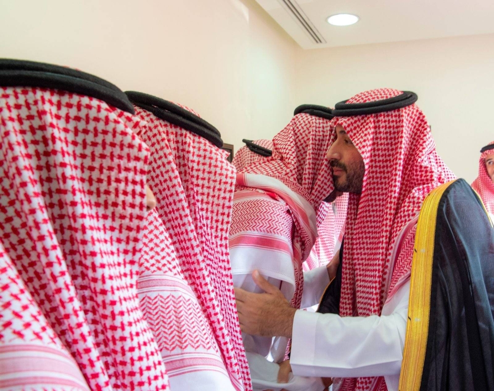 ولي العهد السعودي يؤدي صلاة الميت على الشيخ عبدالعزيز آل الشيخ