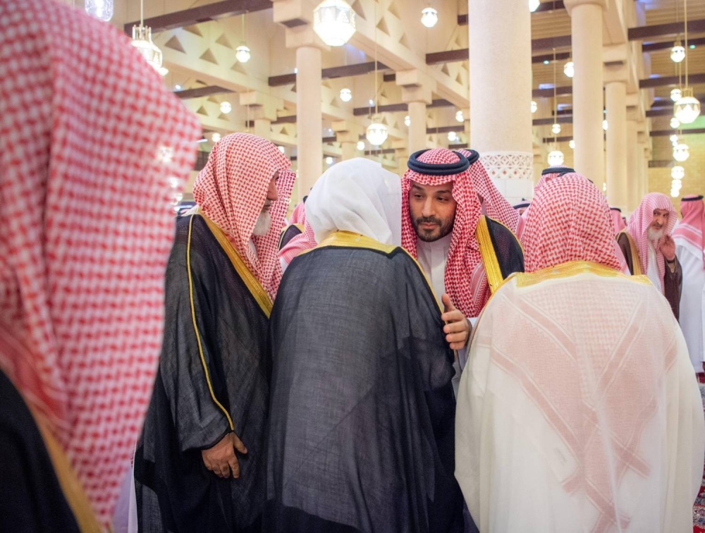 ولي العهد السعودي يؤدي صلاة الميت على الشيخ عبدالعزيز آل الشيخ