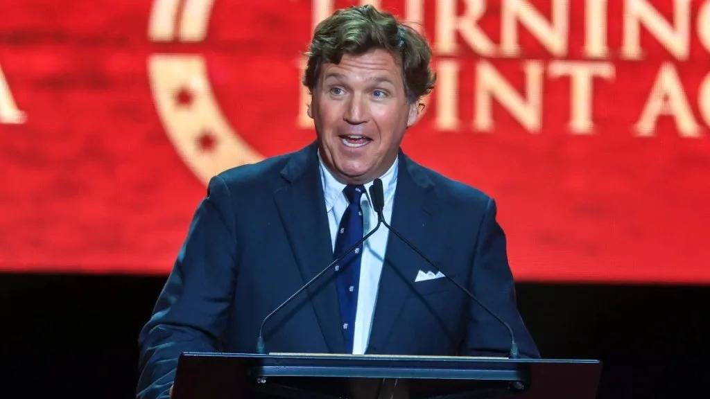 تاكر كارلسون يتحدث عن &laquo;مؤامرة يهودية&raquo; وراء اغتيال تشارلي كيرك