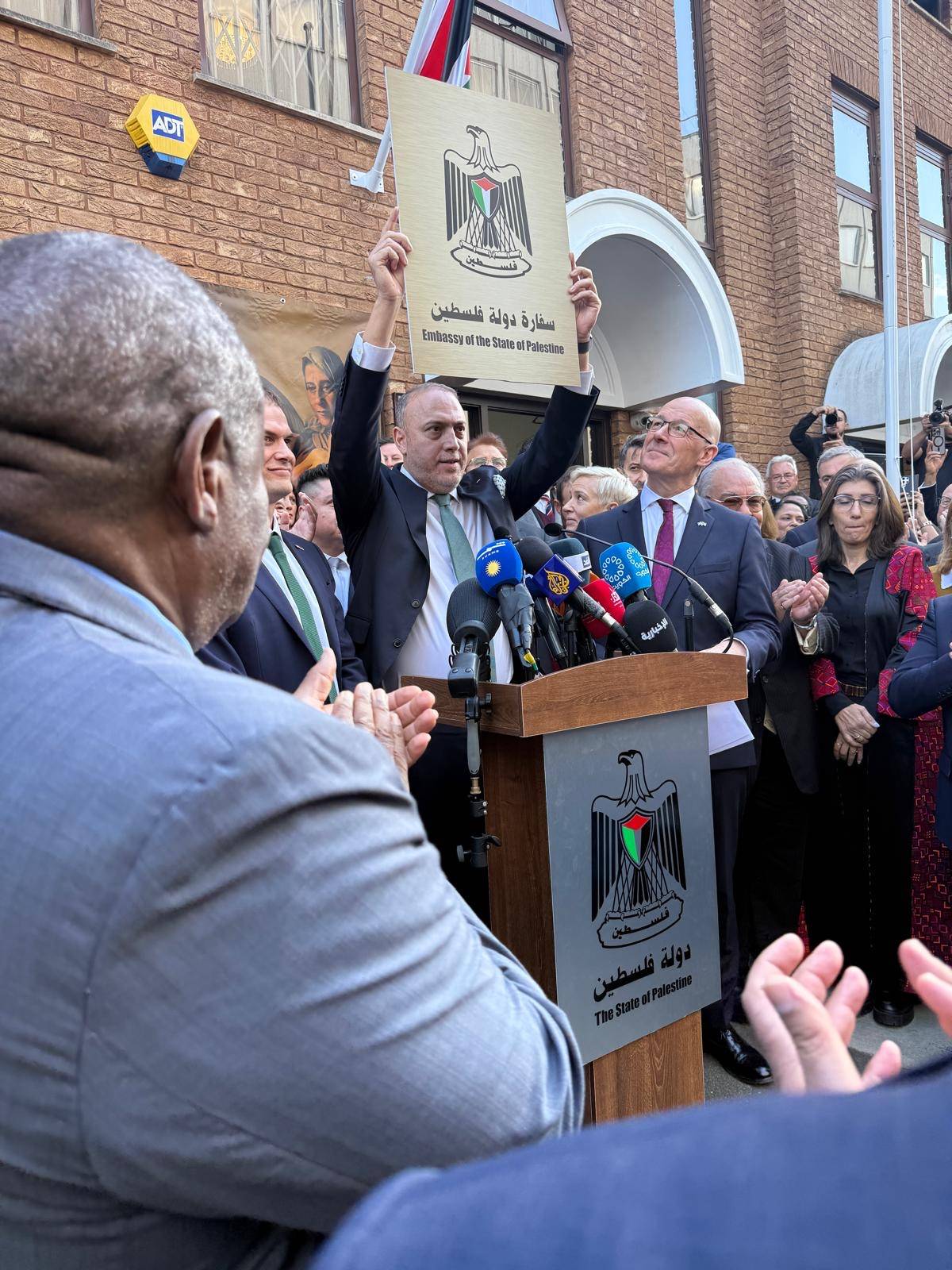 سفير البحرين لدى المملكة المتحدة يحضر حفل رفع العلم الفلسطيني على البعثة الفلسطينية في لندن