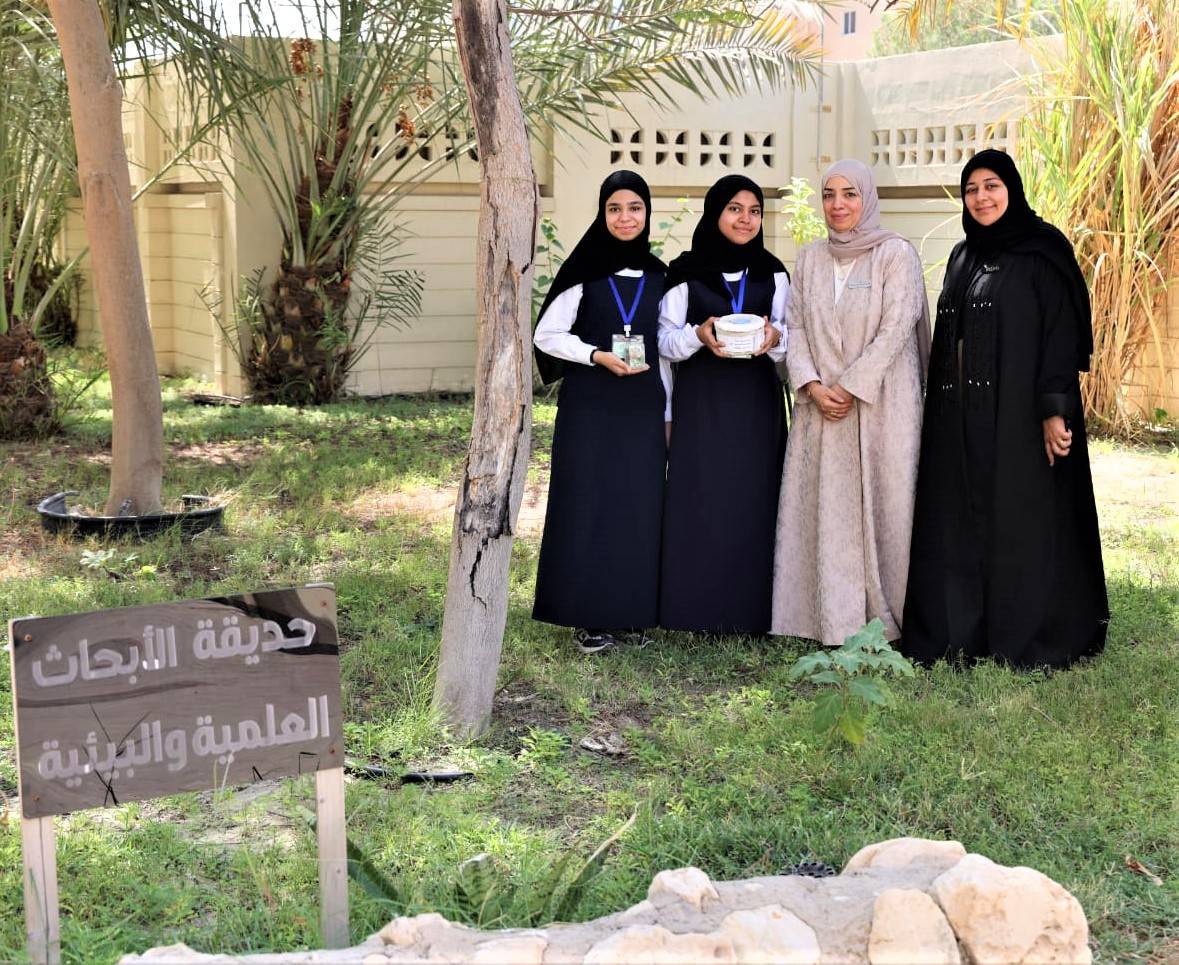 الطالبتان جنان وزينب تحولان البذور المهدرة إلى تربة عضوية صديقة للبيئة في حديقة الأبحاث العلمية بمدرسة سار