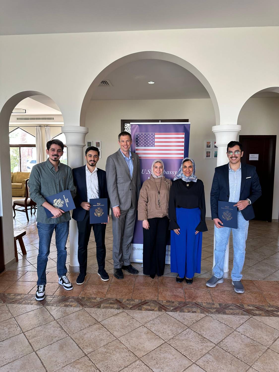 السفارة الأمريكية تكرّم صحفيي صحيفة الوطن ضمن نخبة من الإعلاميين