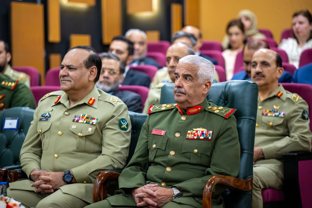 رئيس الحرس الوطني يفتتح جامعة الملك حمد للتمريض في باكستان