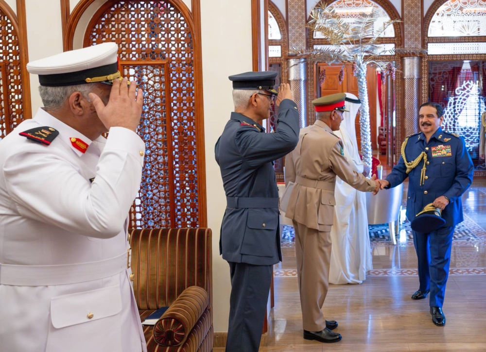 الملك القائد الأعلى للقوات المسلحة يجتمع مع القائد العام لقوة دفاع البحرين وعدد من كبار الضباط