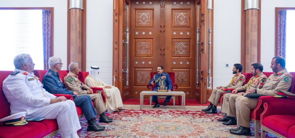 الملك القائد الأعلى للقوات المسلحة يجتمع مع القائد العام لقوة دفاع البحرين وعدد من كبار الضباط