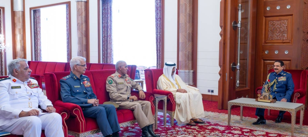 الملك القائد الأعلى للقوات المسلحة يجتمع مع القائد العام لقوة دفاع البحرين وعدد من كبار الضباط