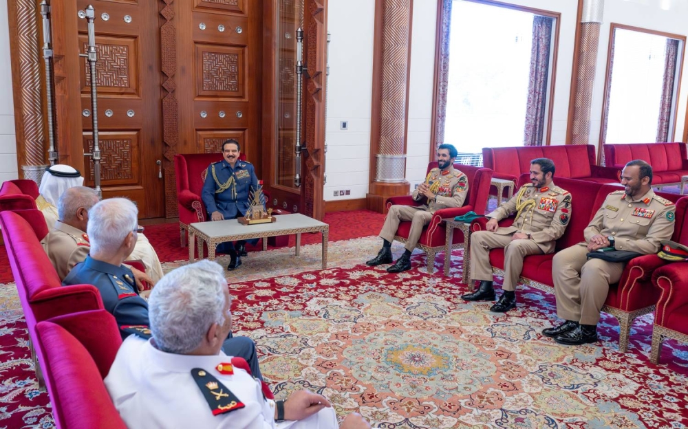 الملك القائد الأعلى للقوات المسلحة يجتمع مع القائد العام لقوة دفاع البحرين وعدد من كبار الضباط