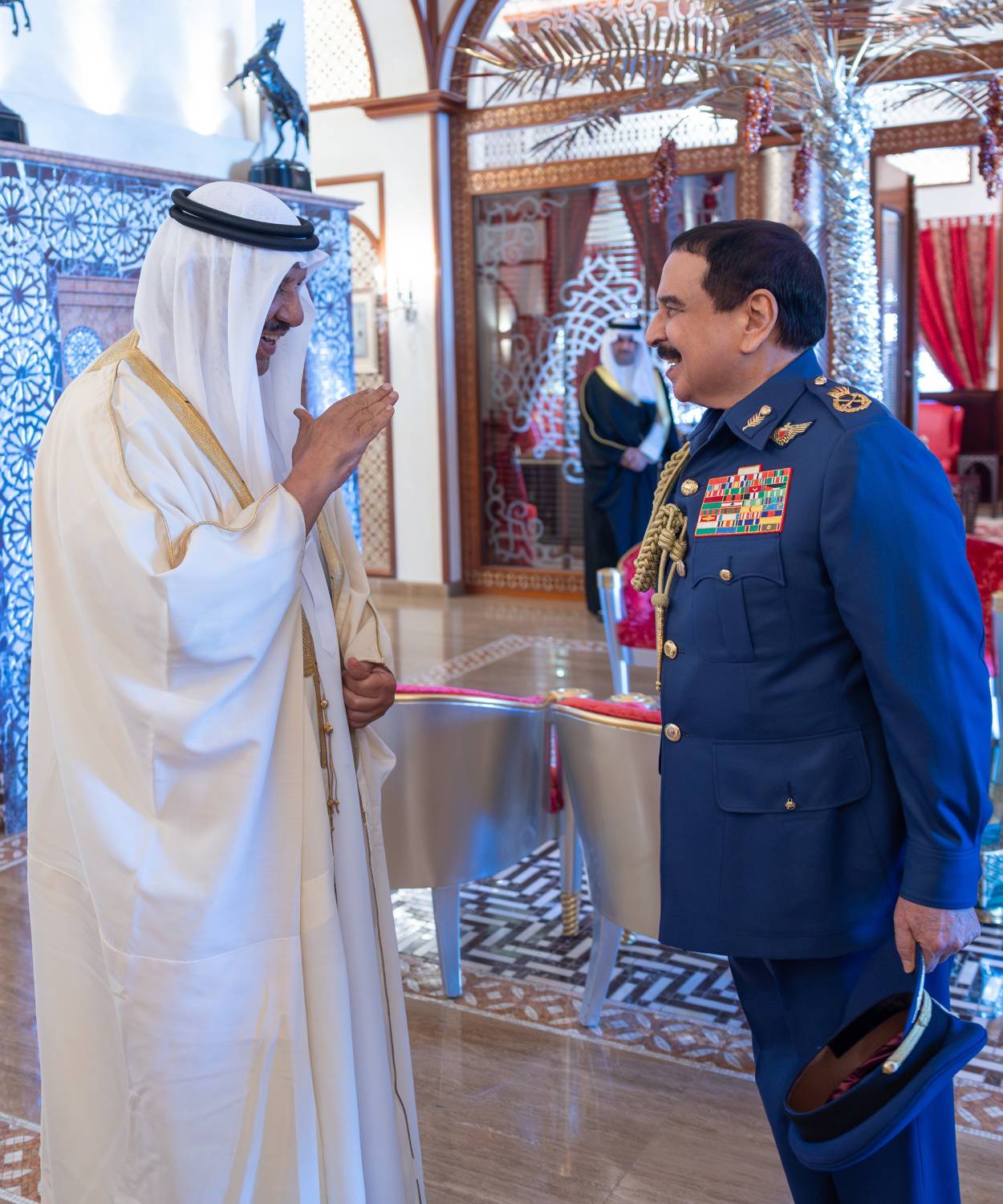 الملك القائد الأعلى للقوات المسلحة يجتمع مع القائد العام لقوة دفاع البحرين وعدد من كبار الضباط