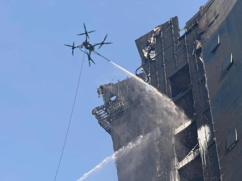 الدفاع المدني في دبي يطفئ حريقاً اندلع بمبنى باستخدام &laquo;درون&raquo;