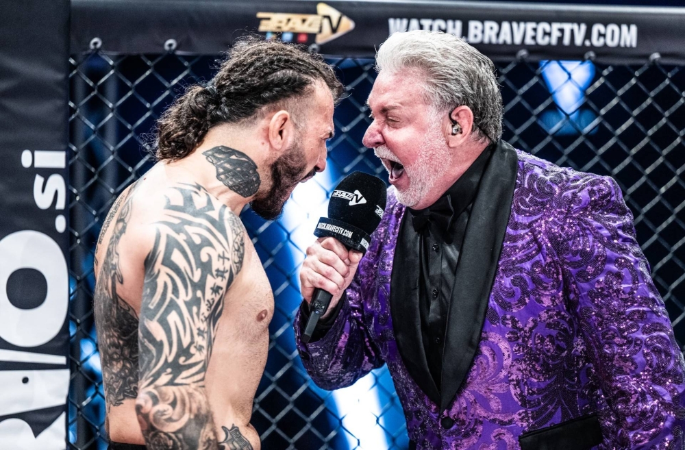 بريف البحرينية تشيد بالعطاء المميز للمعلق الشهير كارلوس كريمر في BRAVE CF