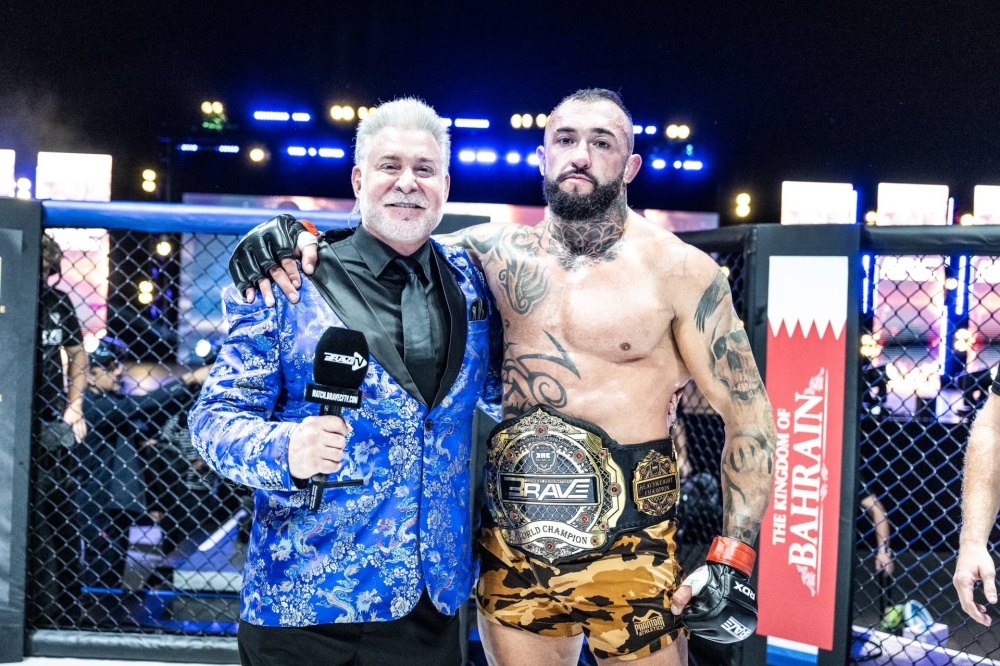 بريف البحرينية تشيد بالعطاء المميز للمعلق الشهير كارلوس كريمر في BRAVE CF